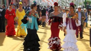mujeres vestidas de flamencas